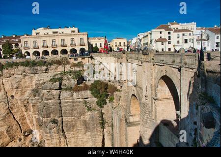 Vista del "Tajo de Ronda' con il Parador de Turismo a sfondo, Foto Stock