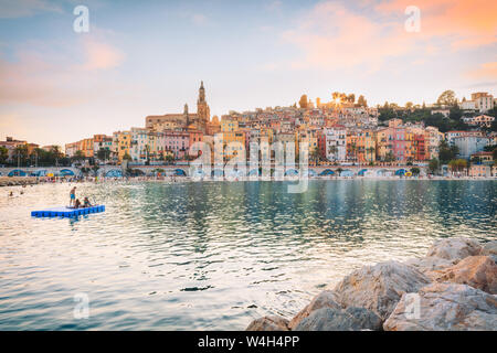 La spiaggia pubblica di Mentone città vecchia al tramonto Foto Stock