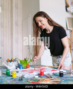 Disegno su vestiti. Ragazza richiama su una T-shirt bianco. Foto Stock