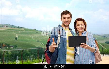 Felice coppia di turisti con computer tablet Foto Stock