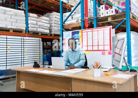 Maschio di lavoro supervisore su laptop alla scrivania Foto Stock