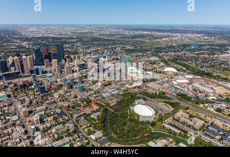 Vista aerea della città di Calgary, Alberta Canada con il Saddledome e Stampede grounds. Foto Stock