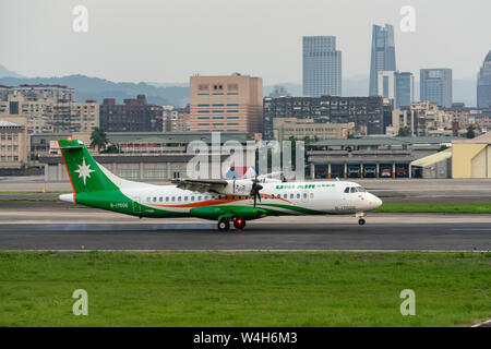 TAIPEI, Taiwan - 18 Maggio 2019: UNI Air ATR ATR-72-600 sbarco al Taipei Aeroporto Songshan di Taipei, Taiwan. Foto Stock