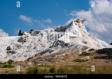 Turchia: vista panoramica di terrazze di travertino di Pamukkale (Castello di cotone), il sito naturale di roccia sedimentaria depositato dall'acqua di sorgenti calde Foto Stock