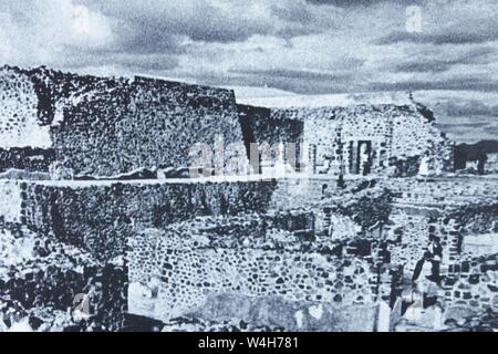 Bene in bianco e nero fotografia d'arte dagli anni settanta di un mucchio di rovine antiche. Foto Stock