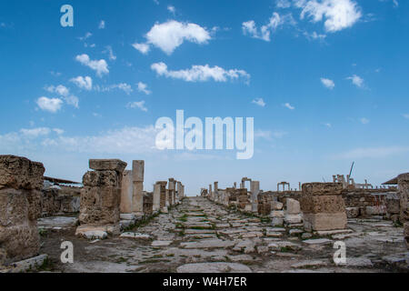 Turchia: vista della Siria street a Laodicea sul Lycus, città in età ellenistica regioni della Caria e Lydia poi provincia romana della Frigia Pacatiana Foto Stock