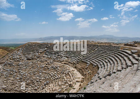 Turchia: vista del teatro occidentale in Laodicea sul Lycus, città in età ellenistica regioni della Caria e Lydia poi provincia romana della Frigia Pacatiana Foto Stock