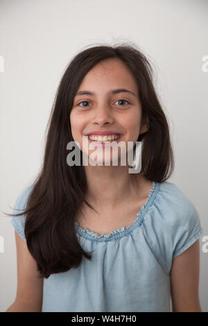 Un ritratto di un bel 10 anno vecchia ragazza. Foto Stock