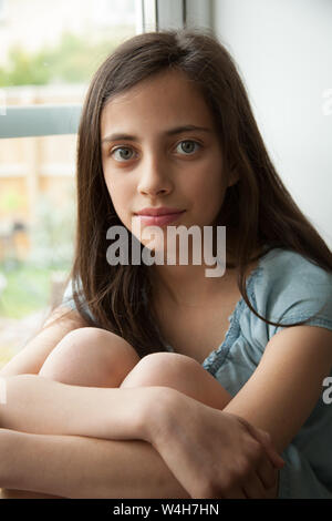 Un ritratto di un bel 10 anno vecchia ragazza. Foto Stock