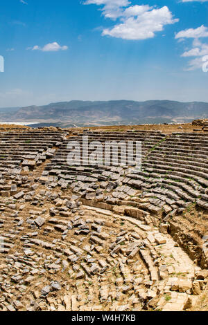 Turchia: vista del teatro occidentale in Laodicea sul Lycus, città in età ellenistica regioni della Caria e Lydia poi provincia romana della Frigia Pacatiana Foto Stock