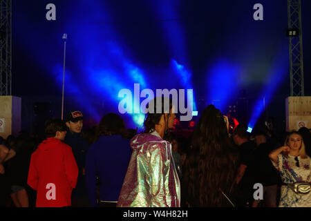 Gli adolescenti ascoltando musica rave in una grande marca in un outdoor festival di musica Foto Stock