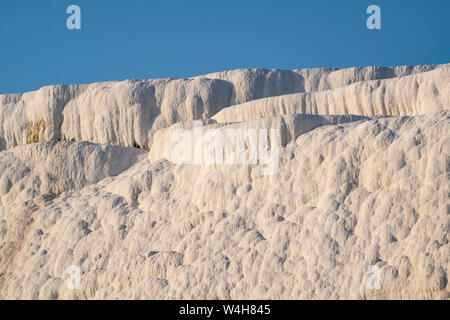 Turchia: vista del pool di calcio su terrazze di travertino di Pamukkale (Castello di cotone), il sito naturale di roccia sedimentaria depositato da hot springs Foto Stock