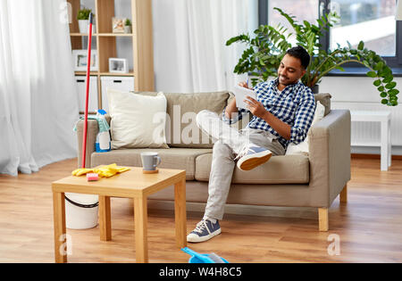 Uomo indiano rendendo Lista da fare dopo la pulizia della casa Foto Stock