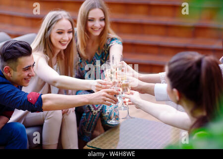 Celebrazione. Persone azienda bicchieri di champagne facendo un brindisi. Foto Stock