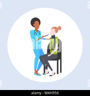 Medico donna esaminando gola del paziente donna da depressore mal di medicina il concetto di assistenza sanitaria a piena lunghezza flat Illustrazione Vettoriale