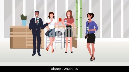 Gli imprenditori a discutere durante la riunione della pausa caffè concetto business mix di persone dipendenti gara insieme permanente ufficio moderno salone interno Illustrazione Vettoriale