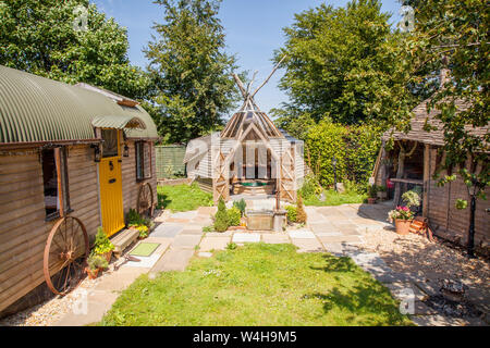 Il carro e il Wigwam vasca calda piccola casa vacanze Guest accommodation, Hattingley, Medstead, Alton, Hampshire, Inghilterra, Regno Unito. Foto Stock