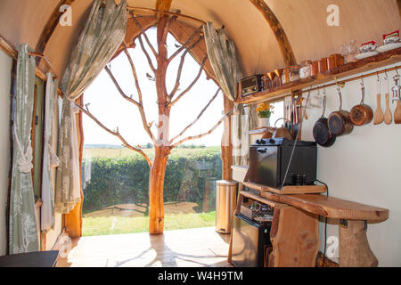 Il carro e il Wigwam vasca calda piccola casa vacanze Guest accommodation, Hattingley, Medstead, Alton, Hampshire, Inghilterra, Regno Unito. Foto Stock