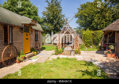 Il carro e il Wigwam vasca calda piccola casa vacanze Guest accommodation, Hattingley, Medstead, Alton, Hampshire, Inghilterra, Regno Unito. Foto Stock