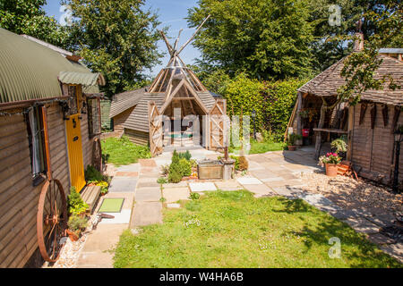 Il carro e il Wigwam vasca calda piccola casa vacanze Guest accommodation, Hattingley, Medstead, Alton, Hampshire, Inghilterra, Regno Unito. Foto Stock