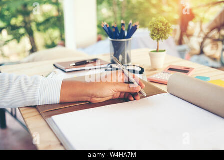 Business donna mani la scrittura sul notebook. Lavorare all'aperto. Foto Stock