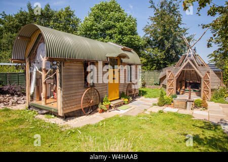 Il carro e il Wigwam vasca calda piccola casa vacanze Guest accommodation, Hattingley, Medstead, Alton, Hampshire, Inghilterra, Regno Unito. Foto Stock