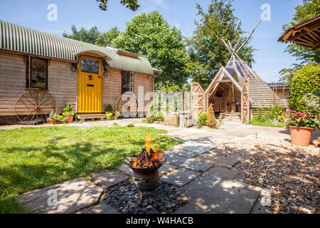 Il carro e il Wigwam vasca calda piccola casa vacanze Guest accommodation, Hattingley, Medstead, Alton, Hampshire, Inghilterra, Regno Unito. Foto Stock