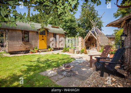 Il carro e il Wigwam vasca calda piccola casa vacanze Guest accommodation, Hattingley, Medstead, Alton, Hampshire, Inghilterra, Regno Unito. Foto Stock