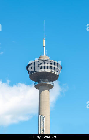 Nasinneula torre di osservazione sul cielo azzurro sfondo nella città di Tampere, Finlandia Foto Stock