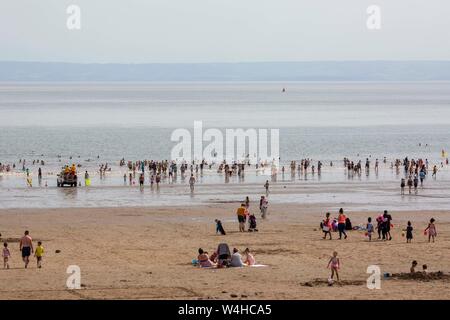 Barry, Wales, Regno Unito. 23 Luglio, 2019. Barry, Wales, Regno Unito. Il 23 luglio 2019. Festaioli godetevi l'ondata di caldo a Barry Island Beach. Credito: Mark Hawkins/Alamy Live News Foto Stock