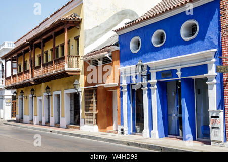 Colombia Cartagena Old Walled City Centre architettura coloniale restaurato riproposto case facciata colori luminosi legno balconi residen Foto Stock