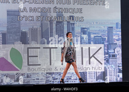 Montreal, Canada. Un modello di passeggiate sulla pista al Boutique Etnik fashion show tenutosi durante la Moda e Design Festival. Foto Stock