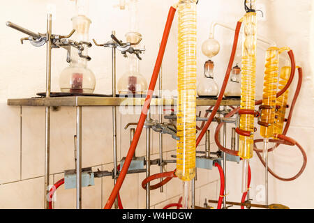 Il vino del laboratorio con tradizionali e moderne apparecchiature Foto Stock