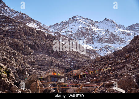 Vista spettacolare del marocchino piccolo villaggio di montagna in Atlas sotto il monte Toubkal Foto Stock