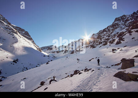 Percorso turistico attraverso i campi di neve in alta quota delle montagne Atlas Marocco Africa Foto Stock