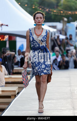 Montreal, Canada. Un modello di passeggiate sulla pista alle Myco Anna fashion show tenutosi durante la Moda e Design Festival. Foto Stock