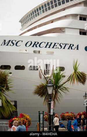 Nave da crociera MSC Orchestra e passeggeri al terminal delle navi da crociera di Cobh, Cobh, County Cork, Irlanda Foto Stock