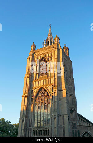 Una vista della torre della chiesa di St Peter Mancroft in una serata estiva nel centro città di Norwich, Norfolk, Inghilterra, Regno Unito, Europa. Foto Stock