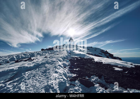 Vista della Piramide di picco di Jebel Toubkal in montagne Atlas Marocco sulla giornata di sole Foto Stock