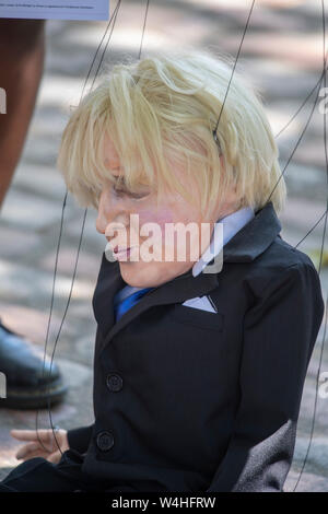 Queen Elizabeth II Conference Centre di Londra, Regno Unito. Il 23 luglio 2019. Pro e anti Brexit dimostranti fuori il centro QEII in Westminster attendono il Partito Conservatore annuncio del loro prossimo leader e il Primo Ministro. Credito: Malcolm Park/Alamy Live News. Foto Stock