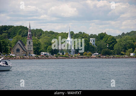 Mahone Bay, Nova Scotia- Luglio 1, 2016: la mitica guglie delle tre chiese che la linea del lungomare di Mahone Bay in un giorno di estate Foto Stock