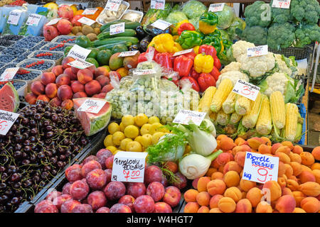 La frutta e la verdura per la vendita su un mercato a Wroclaw in Polonia Foto Stock