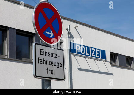 Stazione di polizia, nessun arresto, disponibile solo per i veicoli di emergenza, Foto Stock