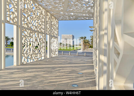 DOHA, Qatar - 1 gennaio 2016: Qatar Foundation sede visto dal cerimoniale di corte, Education City, progettata da OMA architetti, prelevati durante Foto Stock