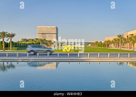 DOHA, Qatar - 1 gennaio 2016: Qatar Foundation sede visto dal cerimoniale di corte, Education City, progettata da OMA architetti, prelevati durante Foto Stock