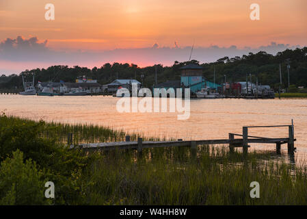 Tramonto sulla Intracoastal Waterway con barche da pesca e dock, Holden Beach, Carolina del Nord Foto Stock