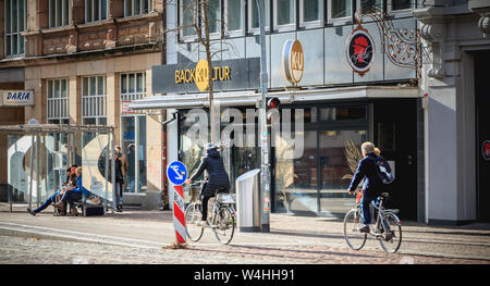 Freiburg im Breisgau, Germania - 31 dicembre 2017: ciclista laminazione in una strada dello shopping nel centro cittadino di una giornata invernale Foto Stock