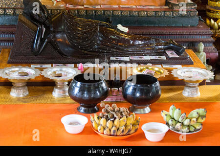 Phnom Phen, Cambogia - Aprile 25, 2014: RELIGIOSI offre in un tempio buddist in Cambogia Foto Stock