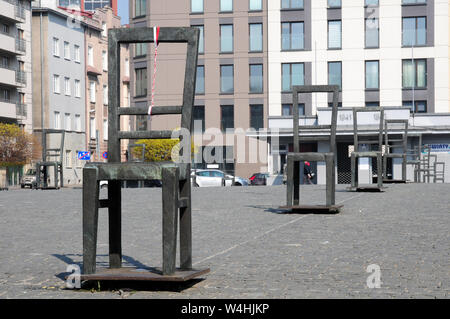 Le sedie in un monumento del Ghetto Piazza degli Eroi, Cracovia, della Piccola Polonia. Foto Stock