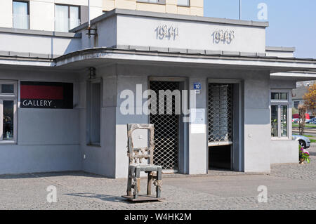 Sedia con mesh su di esso nella parte anteriore del 1941 - 1946 Gallery, il Ghetto Piazza degli Eroi monumento, Cracovia, della Piccola Polonia. Foto Stock